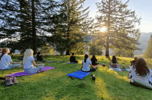 Йога у Карпатах поєднання гір і гармонії