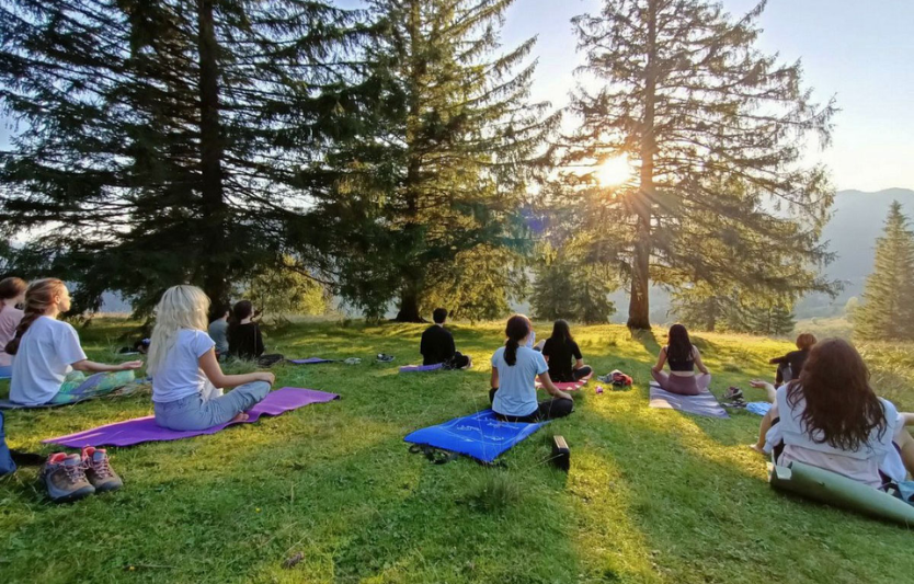 Йога у Карпатах поєднання гір і гармонії