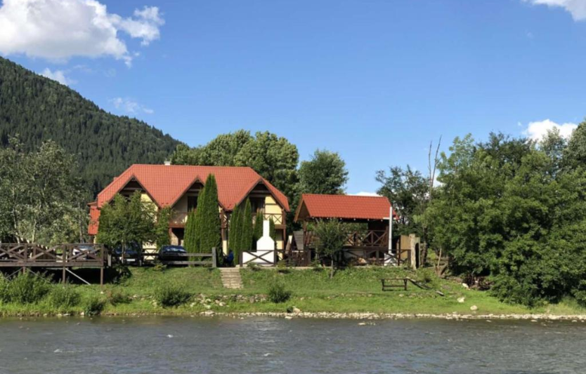 Огляд садиби “Дім над Черемошем” — затишок і вид на річку